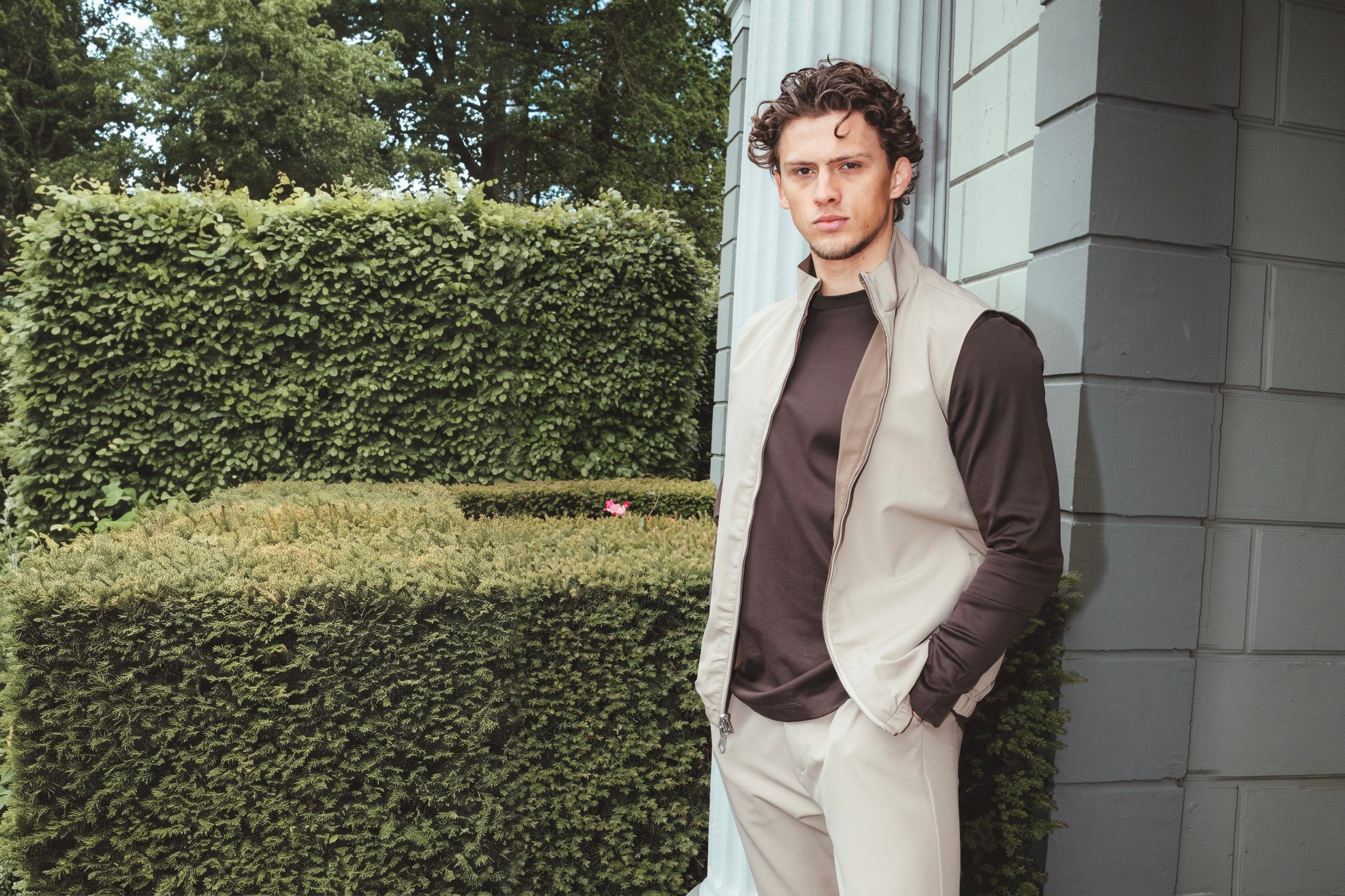 Model in het reversible gilet, taupe kant buiten